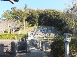 陸橋の先に墓地、赤坂山