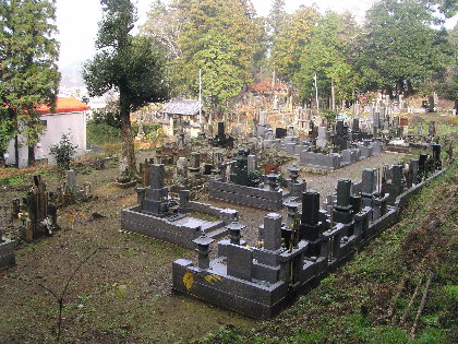 新勝寺山門横の墓地