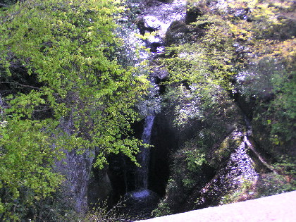 東郷橋から見える地蔵堂の滝