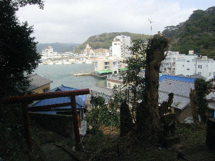 神明社と小湊漁港