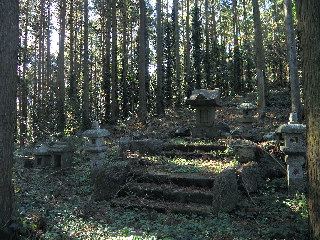 立派な石灯籠が供えられた浅間神社