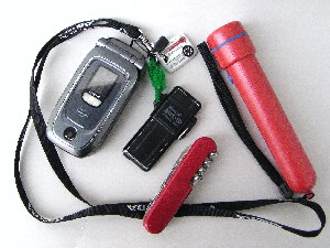 ターボライター、磁石、万能ナイフ、懐中電灯、携帯電話