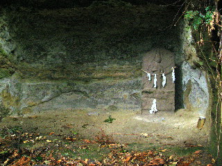 洞窟の中に石仏