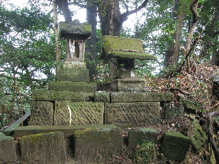 社殿の左後ろに浅間の石祠