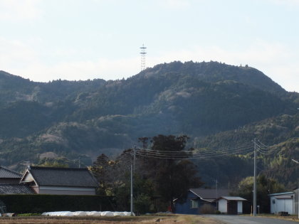 南に見た日本テレコムの電波塔と熊捕山