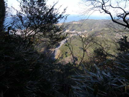 富津館山道を見ながら石段を下る