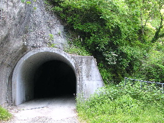 三島湖横のトンネル