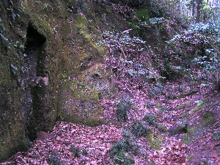 岩壁に洞穴