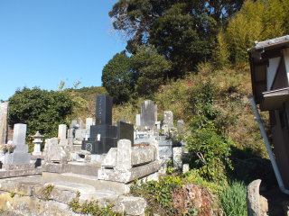 集会所横の墓地
