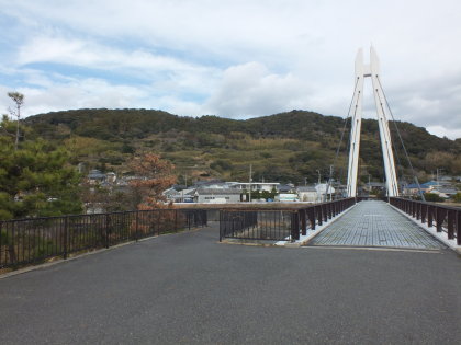 サーフ橋越しに白渚浅間山と上台三角点峰