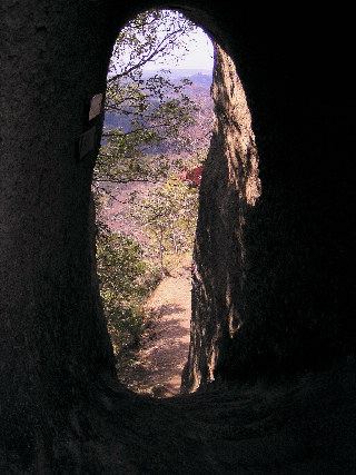 大岩のトンネル