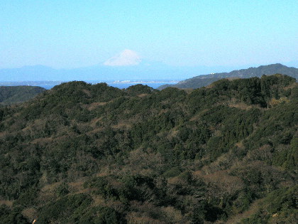 浦賀水道越しの箱根の山と富士山、右手前に鋸山