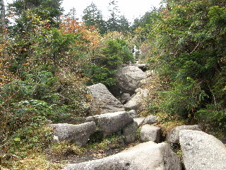梵天岩に向かう岩の道