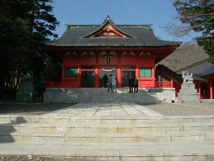 赤色の拝殿