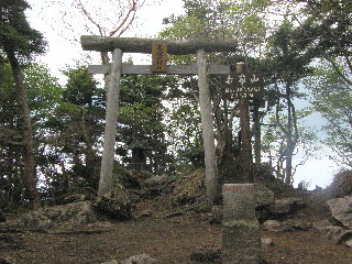 赤薙山神社と三等三角点赤薙山