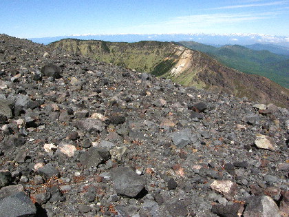 右（西）側に黒斑山と北アルプス