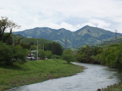 小川町から南西に見た堂平山と笠山