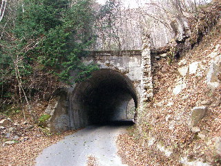 林道のトンネル