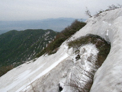 雪渓の亀裂と雪庇