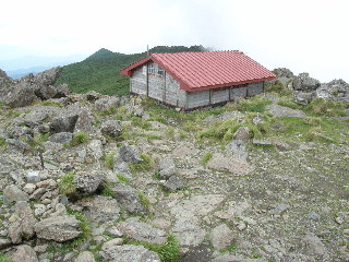 山頂避難小屋と剣ヶ峰