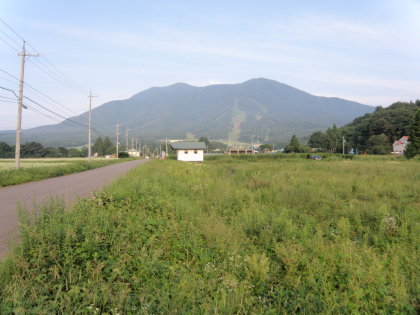 東側から見た飯縄山