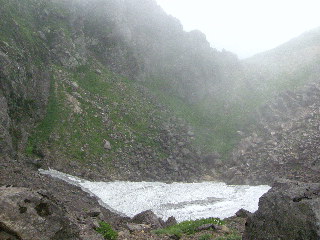 鳥ノ海噴火口の雪渓