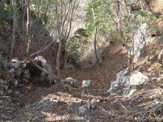 将門隠れ岩の上部の崖