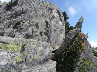 巨大な岩の間を登る