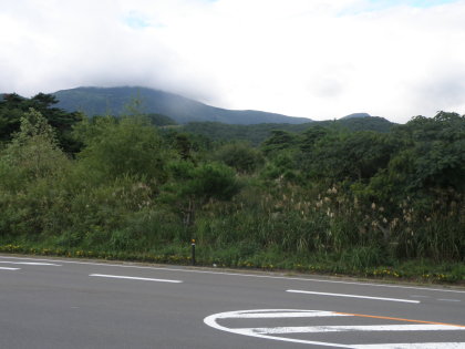 道の駅「つちゆ」から見たガスに包まれた箕輪山と鬼面山