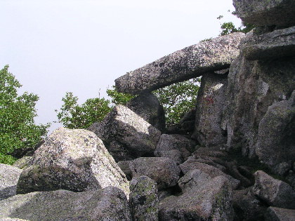 金峰山山頂の岩のトンネル
