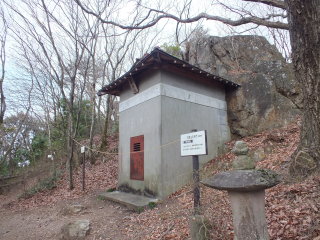 琴平神社と天狗岩