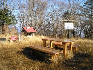 ベンチとテーブルの置かれた山頂