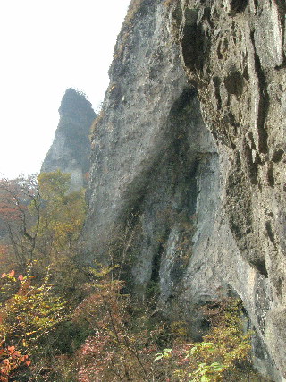 右頭上は垂直に切り立った岩山