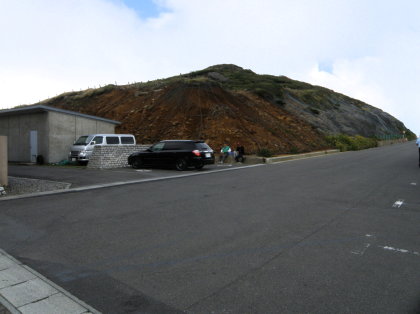 レストハウスの右(東）側に刈田岳山頂