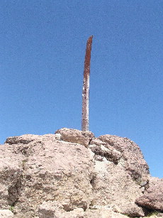 山頂の剣、この下に一等三角点男体山