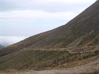 茶臼山裾の峠の茶屋に向かう登山道