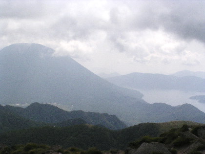 男体山と中禅寺湖