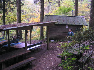清滝小屋の休憩所とトイレ