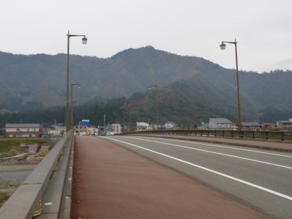 六日町大橋から見た坂戸山