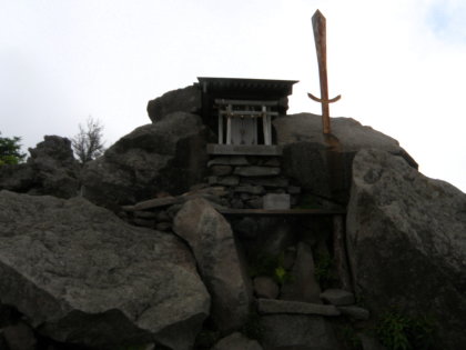 岩の間に高峯神社
