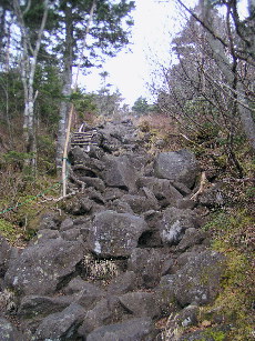 大岩ゴロゴロの急な登山道