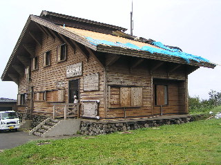 台風の被害にあった鉾立の山小屋
