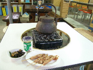 地酒の稲川と焼き鳥、ゼンマイと揚げの煮物