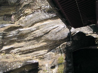 崖上の石仏とトンネル