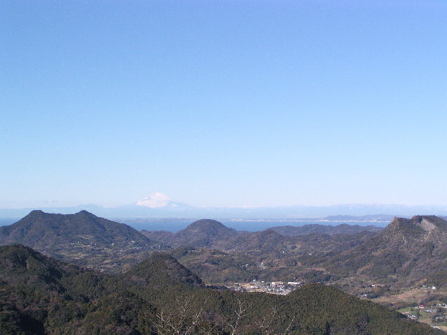 富山（左）と伊予ヶ岳（右）の間に見える富士山
