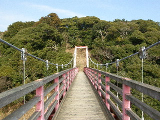 椿公園中央の吊り橋