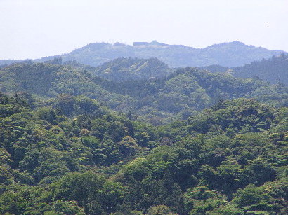 南側に見える愛宕山