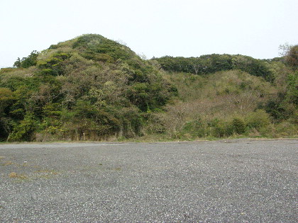 国道横の広場から東に岩富山