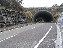 舗装道路のトンネル