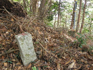 東峰の境房総と書かれた石柱